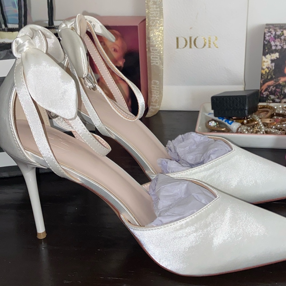 White heels with ribbons